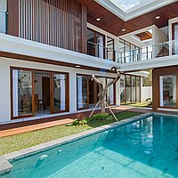 Elegant Recently Built Four-Bedroom Villa with Leasehold Flexibility and Stunning Sea Views in Nusa Dua. Villas in Bali for Sale: Вилла в Нуса Дуа, Балиан за 504 тыс. USD. Leasehold. Предварительный просмотр фото #1