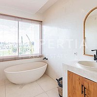 Stunning Villa With Ricefield And Mountain Views. Villas in Bali for Sale: Vila di dalam Babakan, Bali untuk 4,2 Miliar IDR. Leasehold. Pratinjau foto #8