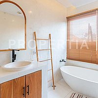 Stunning Villa With Ricefield And Mountain Views. Villas in Bali for Sale: Vila di dalam Babakan, Bali untuk 4,2 Miliar IDR. Leasehold. Pratinjau foto #12