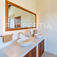 Stunning South European Style Villa In Canggu. Villas in Bali for Sale: Vila di dalam Tumbak Bayuh, Bali untuk 10,6 Miliar IDR. Leasehold. Pratinjau foto #15