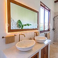 Stunning South European Style Villa In Canggu. Villas in Bali for Sale: Vila di dalam Tumbak Bayuh, Bali untuk 10,6 Miliar IDR. Leasehold. Pratinjau foto #19