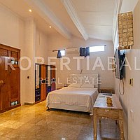 Modern Balinese Family Home In Berawa. Villas in Bali for Sale: Вилла в Берава (Чангу), Балиан за 31,6 млн. RUB. Leasehold. Предварительный просмотр фото #10