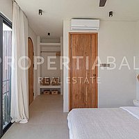 Amazing Tropical Inspired Villa In The Heart Of Bumbak. Villas in Bali for Sale: Вилла в Умалас, Балиан за 234 тыс. USD. Leasehold. Предварительный просмотр фото #11