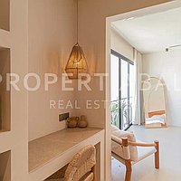 Amazing Tropical Inspired Villa In The Heart Of Bumbak. Villas in Bali for Sale: Вилла в Умалас, Балиан за 234 тыс. USD. Leasehold. Предварительный просмотр фото #17