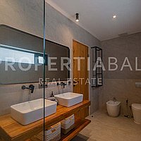 Outstanding Industrial Style Family Villa In Berawa. Villas in Bali for Sale: Вилла в Берава (Чангу), Балиан за 801 тыс. USD. Leasehold. Предварительный просмотр фото #16