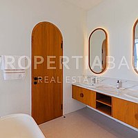 Timeless Luxury Family Villa In Berawa. Villas in Bali for Sale: Вилла в Берава (Чангу), Балиан за 1114 тыс. USD. Freehold. Предварительный просмотр фото #19