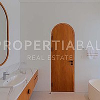 Timeless Luxury Family Villa In Berawa. Villas in Bali for Sale: Вилла в Берава (Чангу), Балиан за 1114 тыс. USD. Freehold. Предварительный просмотр фото #13