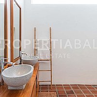 Elegant French-Designed Villa In Pererenan. Villas in Bali for Sale: Вилла в Переренан (Чангу), Балиан за 85,8 млн. RUB. Leasehold. Предварительный просмотр фото #13