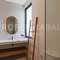 Stunning Modern Villa Design In Pererenan. Villas in Bali for Sale: Вилла в Переренан (Чангу), Балиан за 4,2 млрд. IDR. Leasehold. Предварительный просмотр фото #6