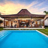 Charming traditional-modern villa steps from Petitenget Beach. Villas in Bali for Sale: Вилла в Семиньяк, Балиан за 474 тыс. USD. Leasehold. Предварительный просмотр фото #1