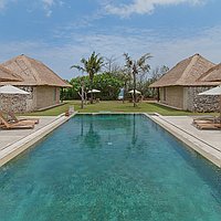 Spacious Four-Bedroom Beachfront Villa in Tabanan: Balinese-Meets-Modern Elegance with Promising ROI. Villas in Bali for Sale: Вилла в Табанан, Балиан за 1171 тыс. USD. Freehold. Предварительный просмотр фото #2