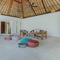 Spacious Four-Bedroom Beachfront Villa in Tabanan: Balinese-Meets-Modern Elegance with Promising ROI. Villas in Bali for Sale: Вилла в Табанан, Балиан за 1171 тыс. USD. Freehold. Предварительный просмотр фото #3