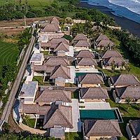Brand New Iconic Freehold Beachfront Villa Complex. Villas in Bali for Sale: Вилла в Табанан, Балиан за 5927 тыс. USD. Freehold. Предварительный просмотр фото #1