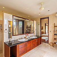 Elegant estate surrounded by rice field Keliki in North of Ubud. Villas in Bali for Sale: Vila di dalam Ubud, Bali untuk 27 Miliar IDR. Freehold. Pratinjau foto #13