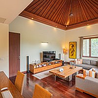 Elegant estate surrounded by rice field Keliki in North of Ubud. Villas in Bali for Sale: Vila di dalam Ubud, Bali untuk 27 Miliar IDR. Freehold. Pratinjau foto #6