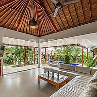 Spacious Tropical Haven In Umalas. Villas in Bali for Sale: Vila di dalam Umalas, Bali untuk 11 Miliar IDR. Leasehold. Pratinjau foto #1