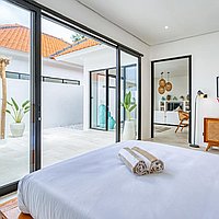 Rare Two-in-One Opportunity: Brand-New Two-Bedroom Villa & 4.2 ARE Plot in Ungasan, Near the Beach. Villas in Bali for Sale: Vila di dalam Ungasan, Bali untuk 4,7 Miliar IDR. Leasehold. Pratinjau foto #6
