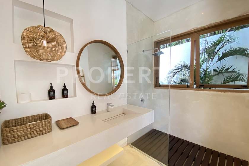 Mediterranean Tropical Villa In The Heart Of Bingin. Villas in Bali for Sale: Вилла в Бингин, Балиан за 973 тыс. USD. Leasehold. Главное фото