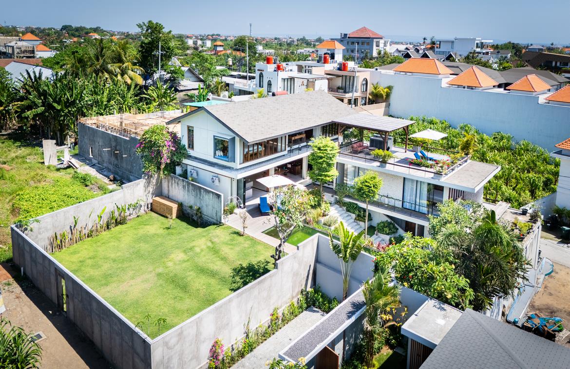 Embrace modern luxury freehold villa in Tumbak Bayuh . Villas in Bali for Sale: Вилла в Чангу, Балиан за 1185 тыс. USD. Freehold. Главное фото