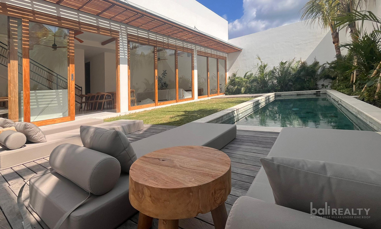 Charming Three-Bedroom Villa with Rooftop and Long Lease in Padonan. Villas in Bali for Sale: Вилла в Чангу, Балиан за 31,0 млн. RUB. Leasehold. Главное фото