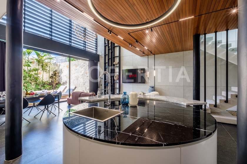 Prime Berawa Villa Minutes From The Beach. Villas in Bali for Sale: Вилла в Берава (Чангу), Балиан за 30,1 млн. RUB. Leasehold. Главное фото