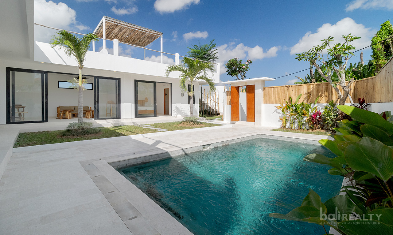 Long Lease: Two-bedroom Villa with Rooftop Lounge in Serene Tumbak Bayuh, Near to the Beach. Villas in Bali for Sale: Вилла в Чангу, Балиан за 210 тыс. USD. Leasehold. Главное фото