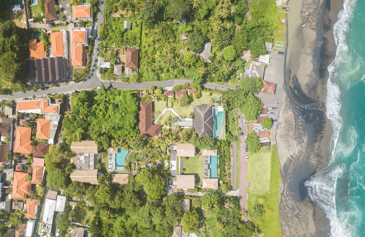 Beachfront villa retreat in Seseh for sale. Villas in Bali for Sale: Вилла в Чангу, Балиан за 3396 тыс. USD. Freehold. Главное фото