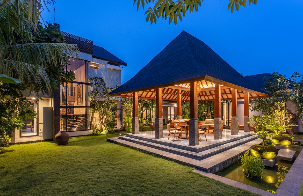 A rare blend of luxury, tradition and modern elegance in Batu Bolong. Villas in Bali for Sale: Вилла в Чангу, Балиан за 183,8 млн. RUB. Freehold. Главное фото