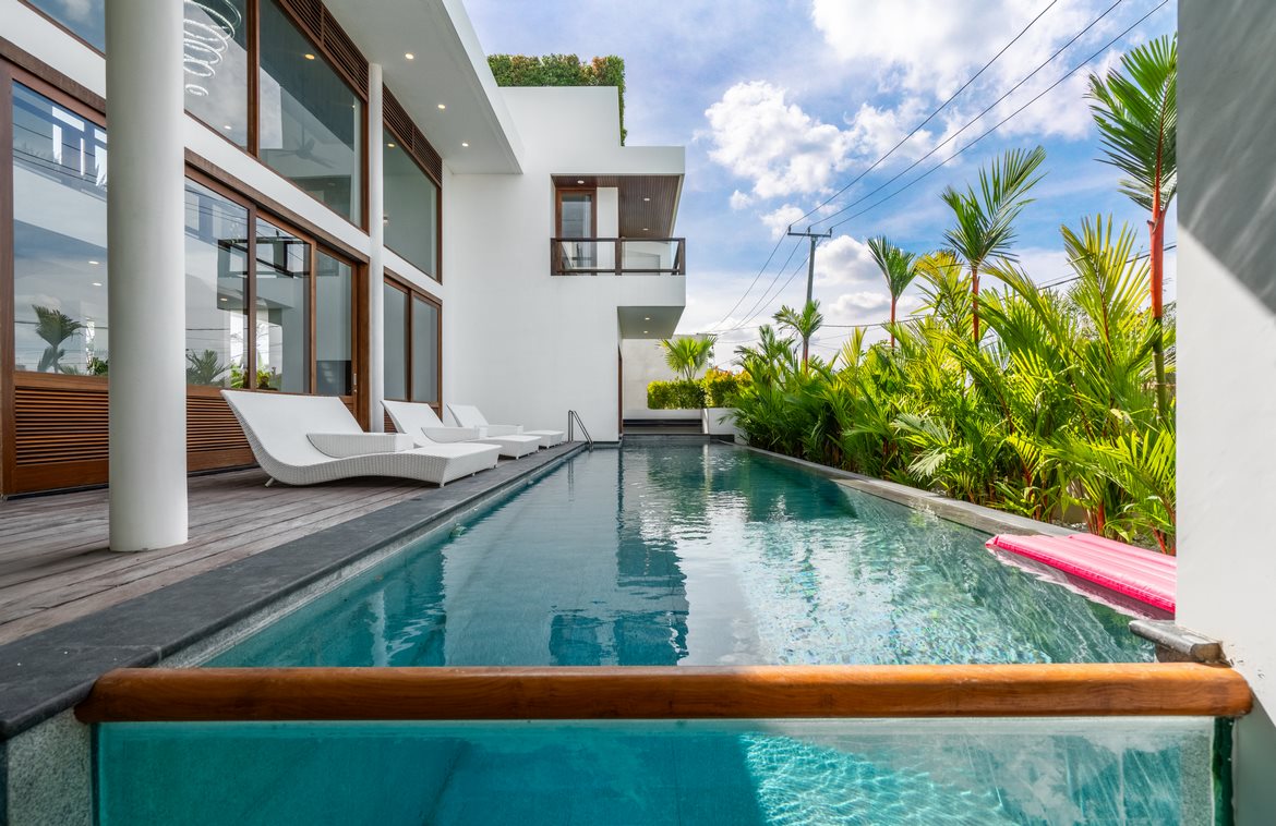 Prime location with stunning design and rental potential in Batu Bolong. Villas in Bali for Sale: Вилла в Чангу, Балиан за 92,3 млн. RUB. Leasehold. Главное фото