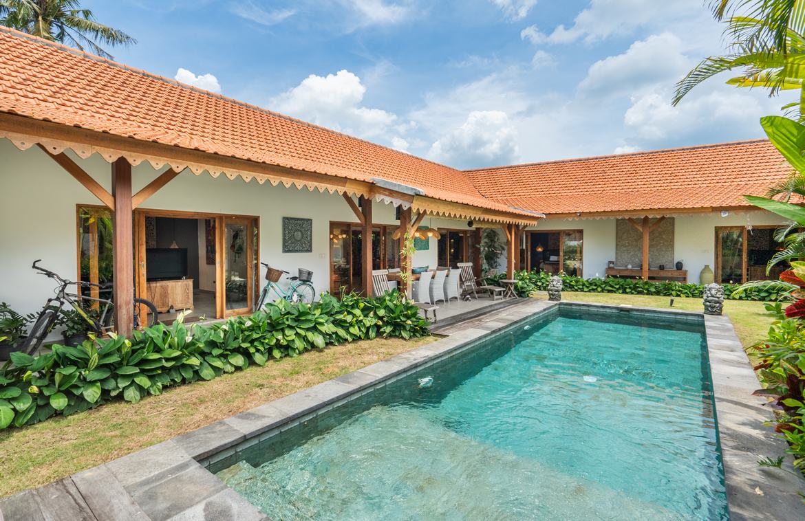 Spacious and tranquil 4-bedroom villa in Buduk . Villas in Bali for Sale: Вилла в Чангу, Балиан за 536 тыс. USD. Leasehold. Главное фото