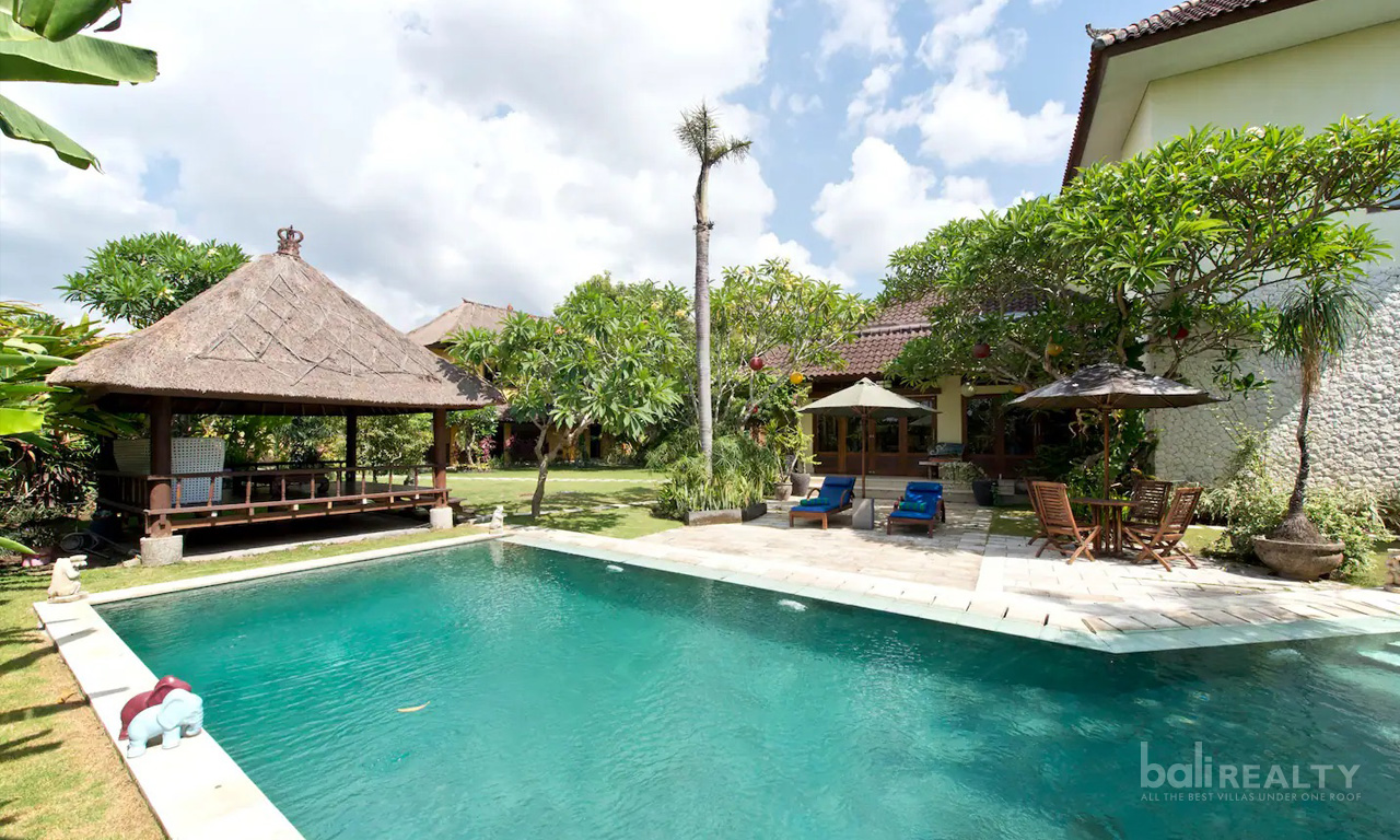 Escape to a Tropical 5-Bedroom Villa with Balinese-Style in Canggu. Villas in Bali for Sale: Вилла в Чангу, Балиан за 993 тыс. USD. Freehold. Главное фото