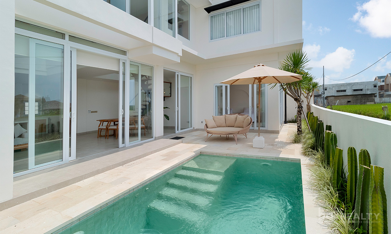 Prime Investment or Dream Home: Three-Bedroom Villa with Rooftop Lounge and Rice Field and Ocean Views Near Cemagi Beach. Villas in Bali for Sale: Вилла в Цемаги, Балиан за 287 тыс. USD. Leasehold. Главное фото