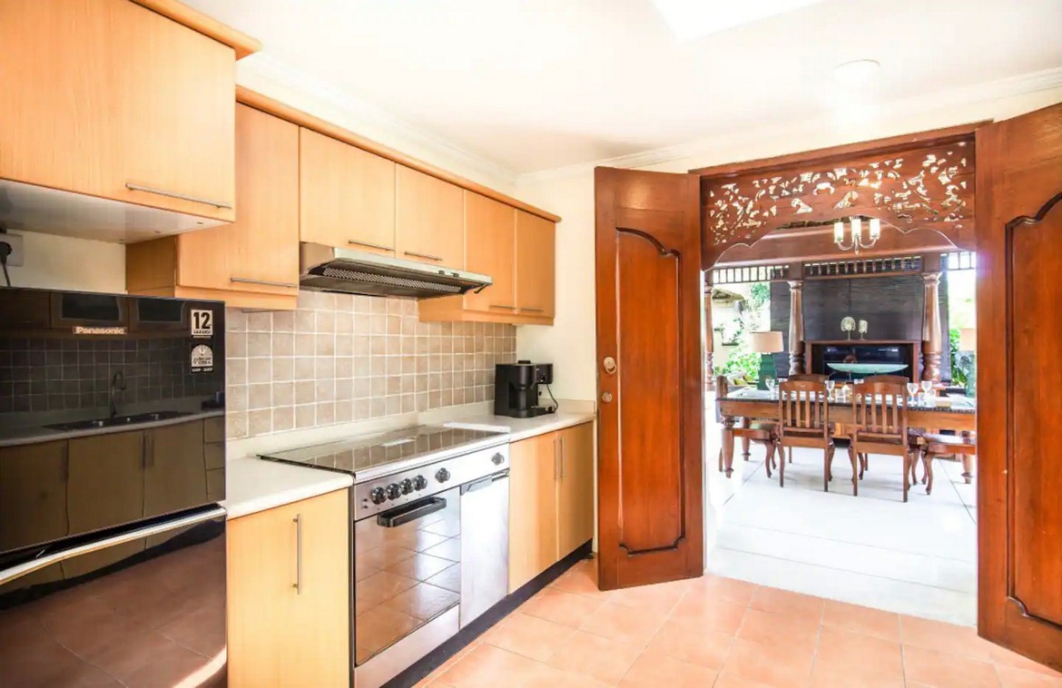 Three bedrooms balinese charm in Jimbaran. Villas in Bali for Sale: Вилла в Джимбаран, Балиан за 385 тыс. USD. Freehold. Главное фото