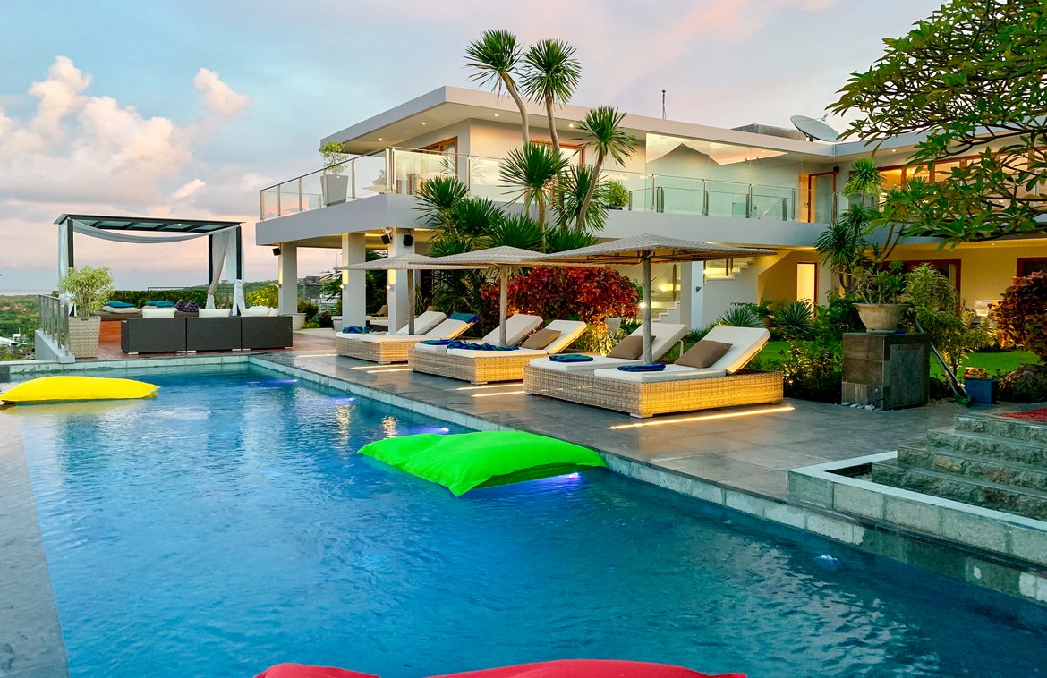 Bali's most luxurious five bedroom villa near Jimbaran. Villas in Bali for Sale: Вилла в Джимбаран, Балиан за 4149 тыс. USD. Freehold. Главное фото