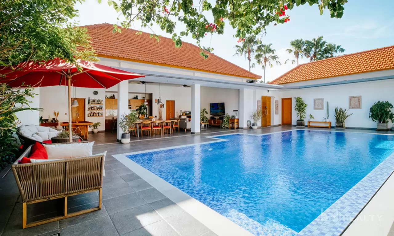 Exceptional Four-Bedroom Fully-Furnished Villa with Long Lease in Lively Kerobokan. Villas in Bali for Sale: Вилла в Керобокан, Балиан за 425 тыс. USD. Leasehold. Главное фото
