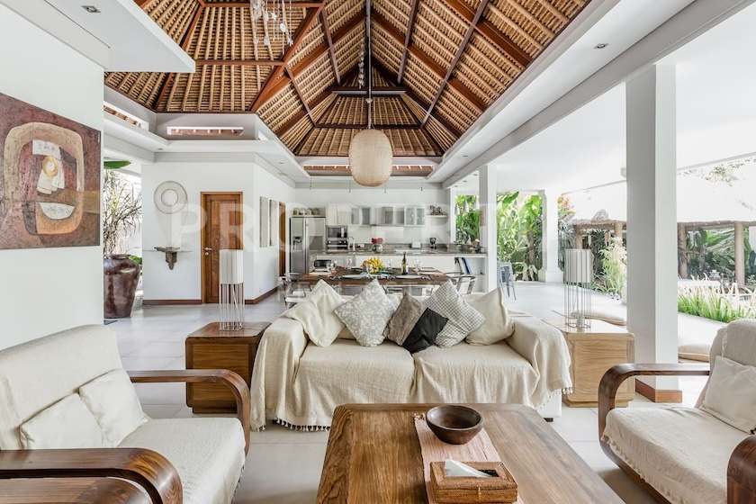Beautiful Tropical Family Villa In Kerobokan. Villas in Bali for Sale: Вилла в Керобокан, Балиан за 547 тыс. USD. Leasehold. Главное фото