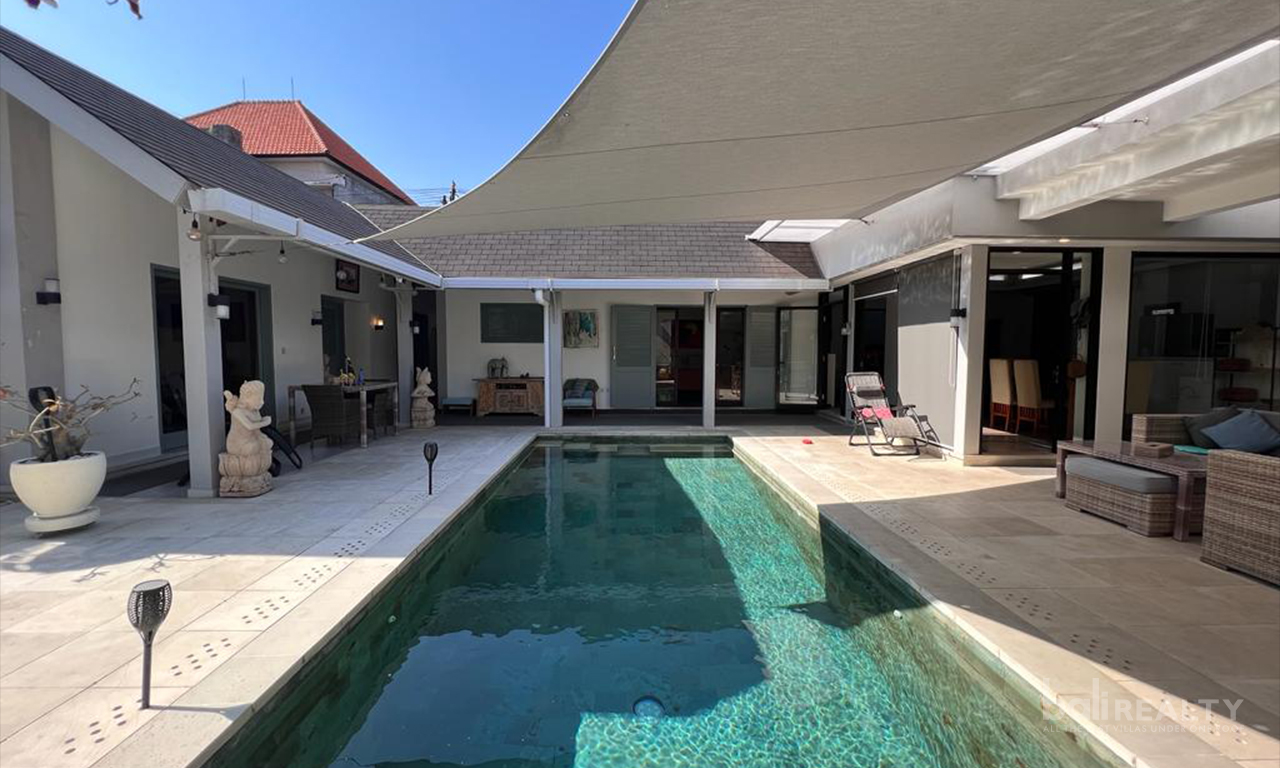 Modern Classic Three-Bedroom Villa in a Strategic Location of Kerobokan with Long Lease. Villas in Bali for Sale: Вилла в Керобокан, Балиан за 295 тыс. USD. Leasehold. Главное фото