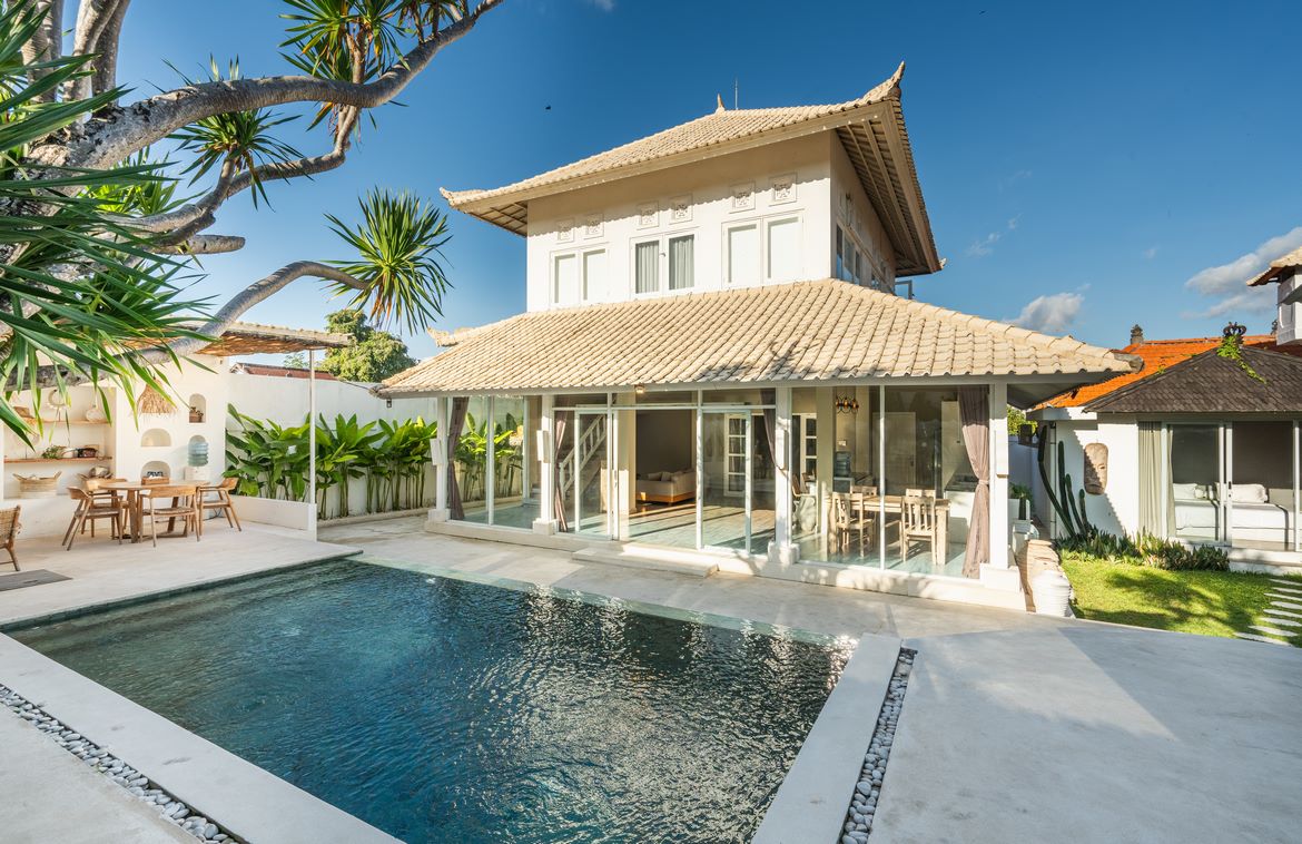 Cozy and stylish four-bedroom villa with poolside serenity in Kerobokan . Villas in Bali for Sale: Вилла в Керобокан, Балиан за 233 тыс. USD. Leasehold. Главное фото