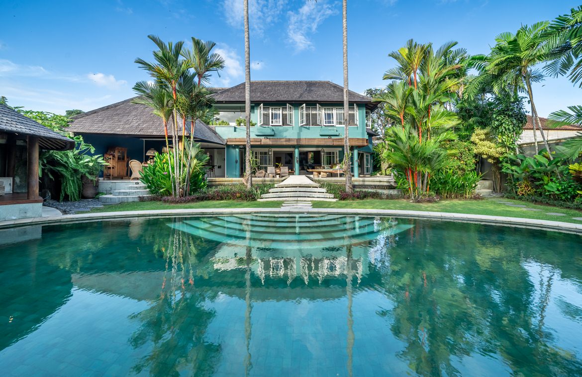 A timeless blend of traditional elegance and modern luxury in Kerobokan. Villas in Bali for Sale: Вилла в Керобокан, Балиан за 978 тыс. USD. Leasehold. Главное фото