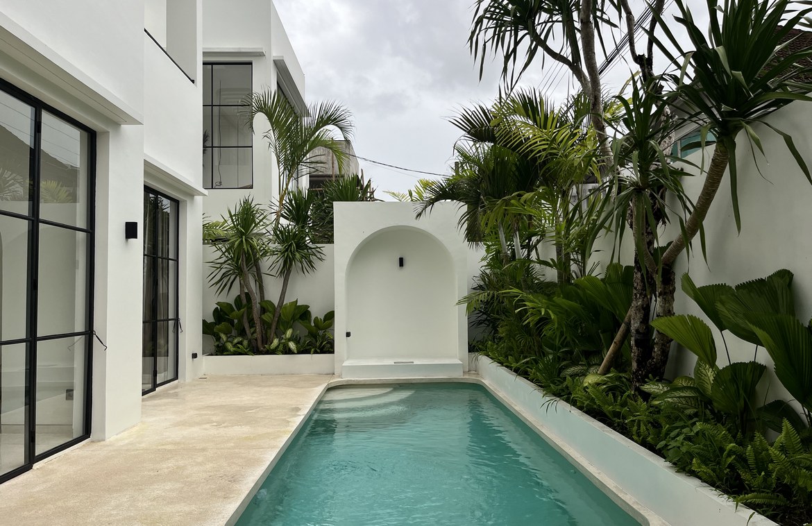 Sleek Modern Living with Serene Poolside near Bumbak. Villas in Bali for Sale: Вилла в Керобокан, Балиан за 29,9 млн. RUB. Leasehold. Главное фото