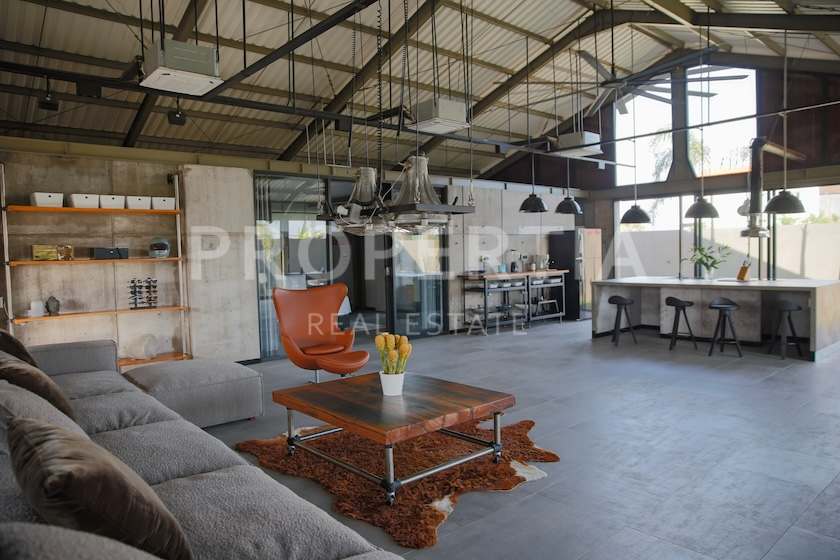 Industrial Inspired Family Home In Kerobokan. Villas in Bali for Sale: Вилла в Керобокан, Балиан за 409 тыс. USD. Leasehold. Главное фото