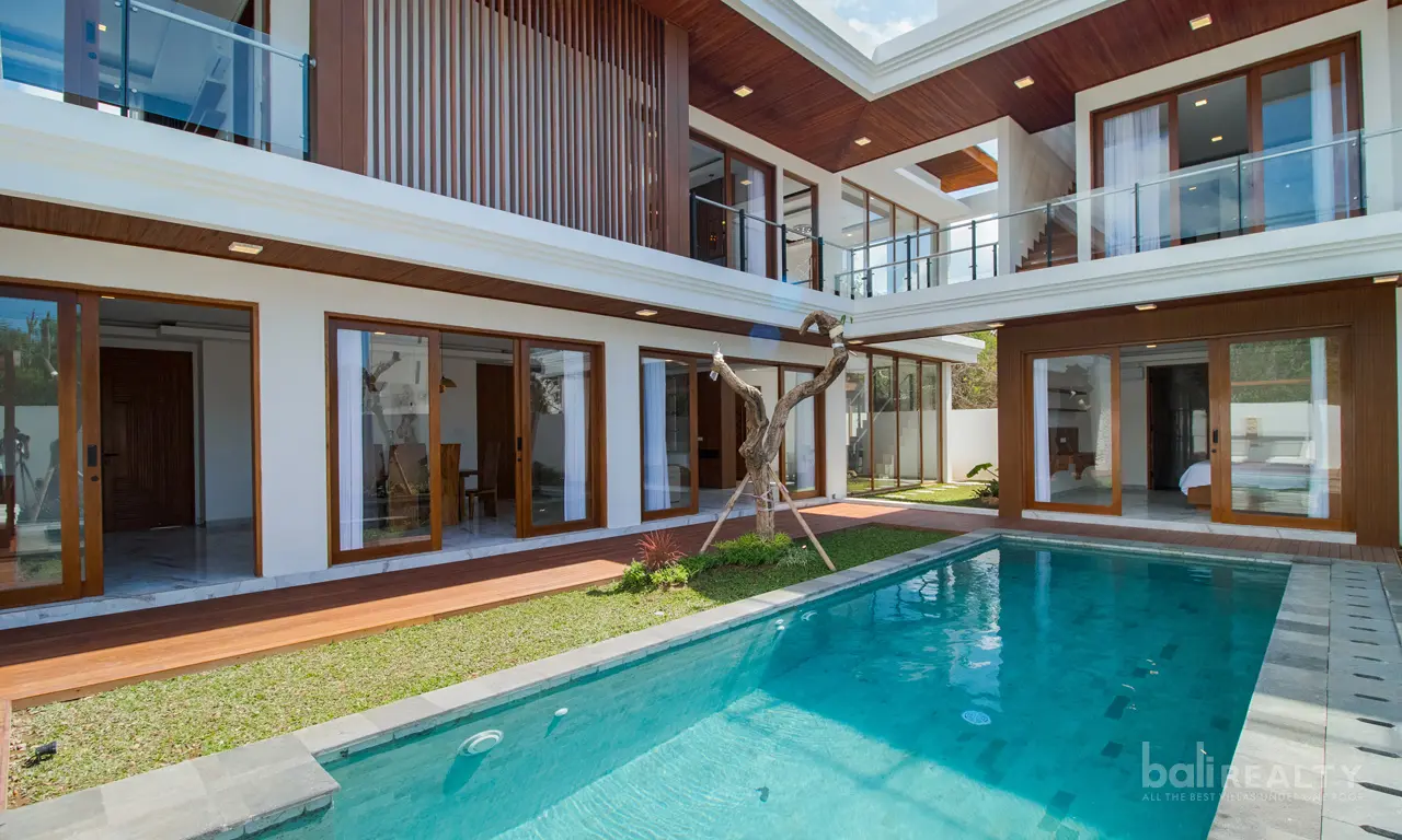 Elegant Recently Built Four-Bedroom Villa with Leasehold Flexibility and Stunning Sea Views in Nusa Dua. Villas in Bali for Sale: Вилла в Нуса Дуа, Балиан за 504 тыс. USD. Leasehold. Главное фото