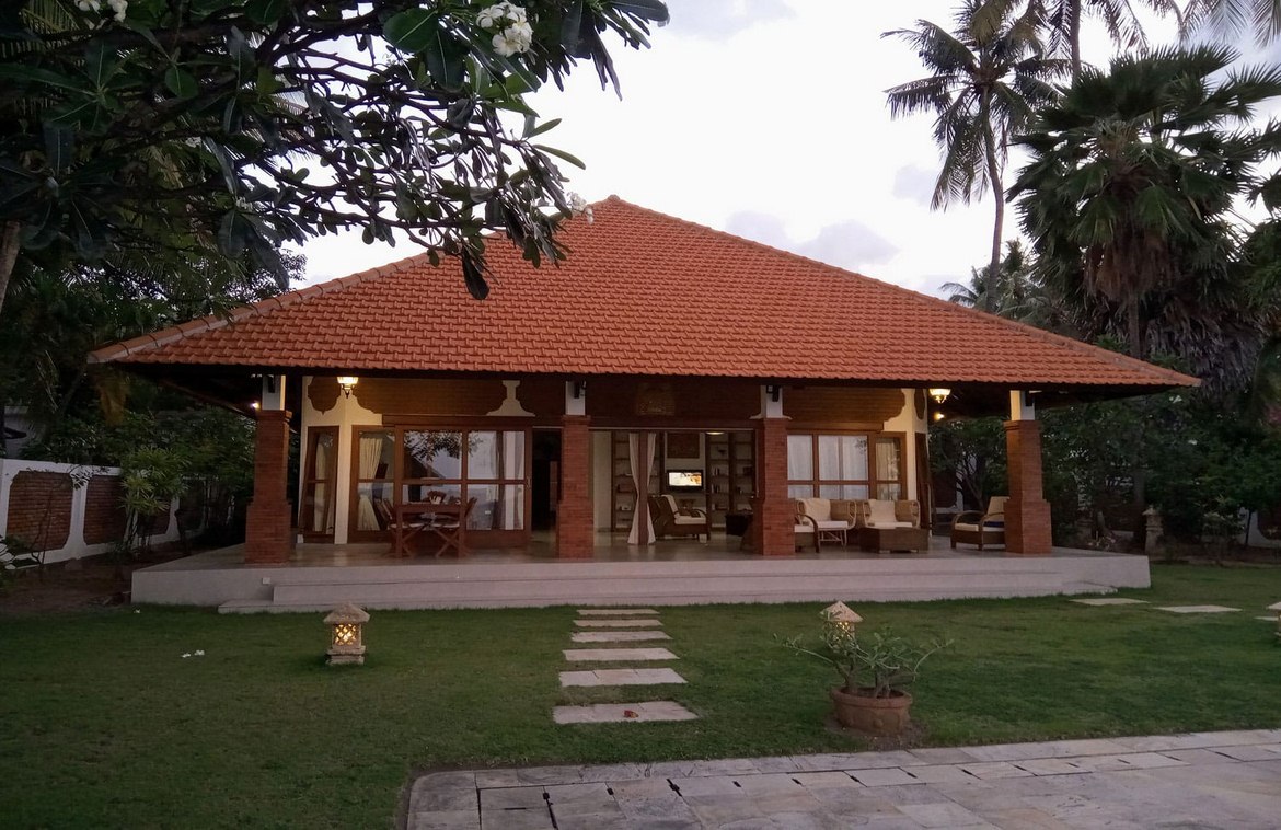 3-bedroom beachfront paradise in North Bali. Villas in Bali for Sale: Вилла в North Bali, Балиан за 357 тыс. USD. Freehold. Главное фото