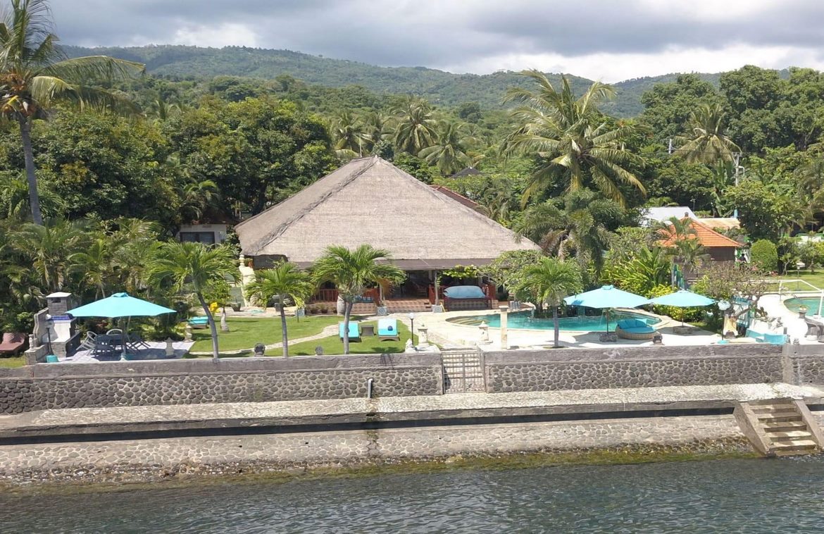 Oceanfront freehold villa in North Bali. Villas in Bali for Sale: Вилла в North Bali, Балиан за 311 тыс. USD. Freehold. Главное фото