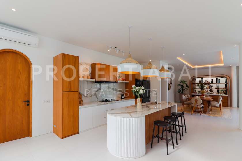 Timeless Luxury Family Villa In Berawa. Villas in Bali for Sale: Вилла в Берава (Чангу), Балиан за 1113 тыс. USD. Freehold. Главное фото