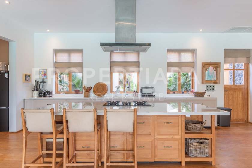 Elegant French-Designed Villa In Pererenan. Villas in Bali for Sale: Вилла в Переренан (Чангу), Балиан за 1092 тыс. USD. Leasehold. Главное фото