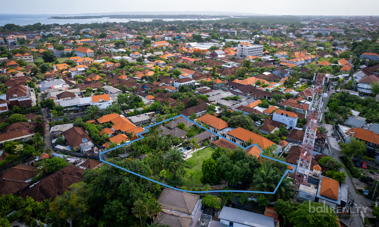 Unmissable Opportunity: Rare and Unique Home and Office Building Situated on 2,480 sqm in the Heart of Sanur. Villas in Bali for Sale: Вилла в Санур, Балиан за 243 тыс. USD. Leasehold. Главное фото