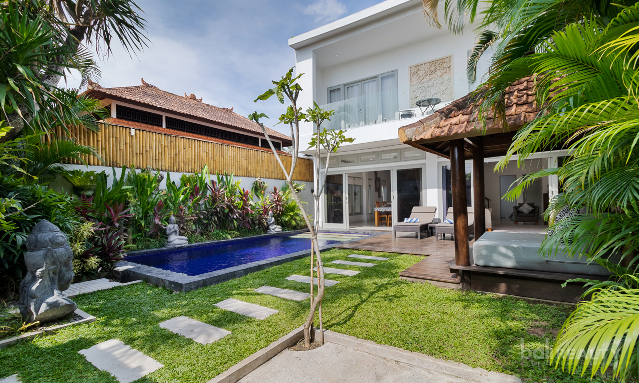 Newly Renovated Double Storey Two-Bedroom Hidden Gem in Central Seminyak – Rarely Offered and Ready Now. Villas in Bali for Sale: Вилла в Семиньяк, Балиан за 20,3 млн. RUB. Leasehold. Главное фото