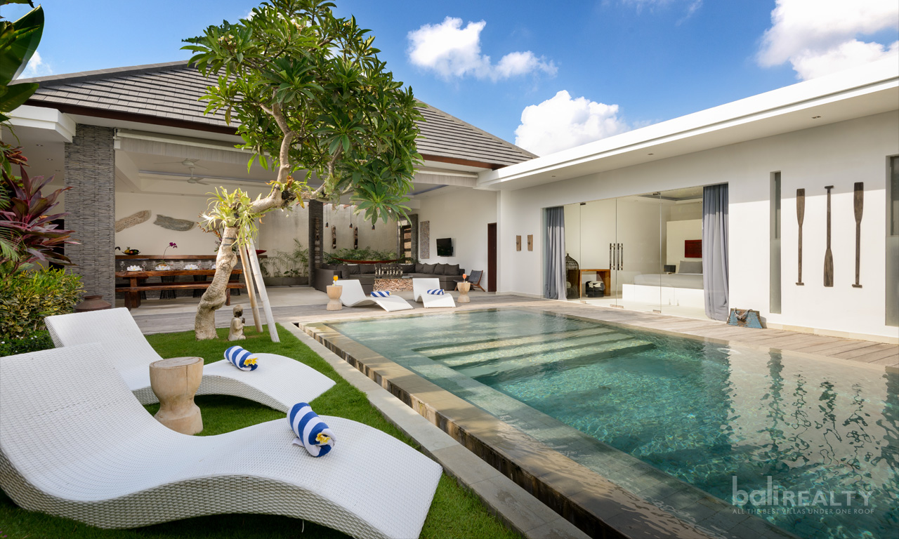 Tropical 3 Bedroom Seminyak Pool Villa with Extra-long Lease in 24 hr Security Complex-2364. Villas in Bali for Sale: Вилла в Семиньяк, Балиан за 410 тыс. USD. Leasehold. Главное фото