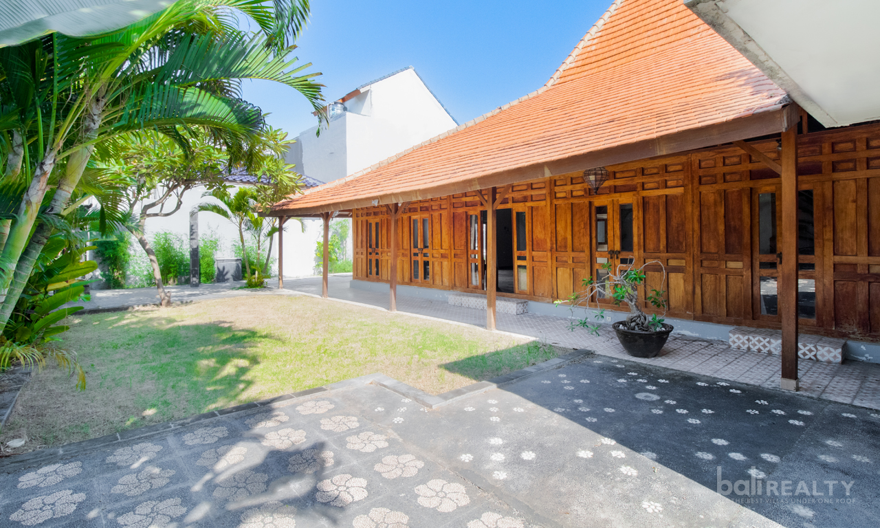 Rare Freehold Investment Opportunity – Joglo Designed Villa on 532sqm, Close to Seminyak Beach. Villas in Bali for Sale: Вилла в Семиньяк, Балиан за 550 тыс. USD. Freehold. Главное фото